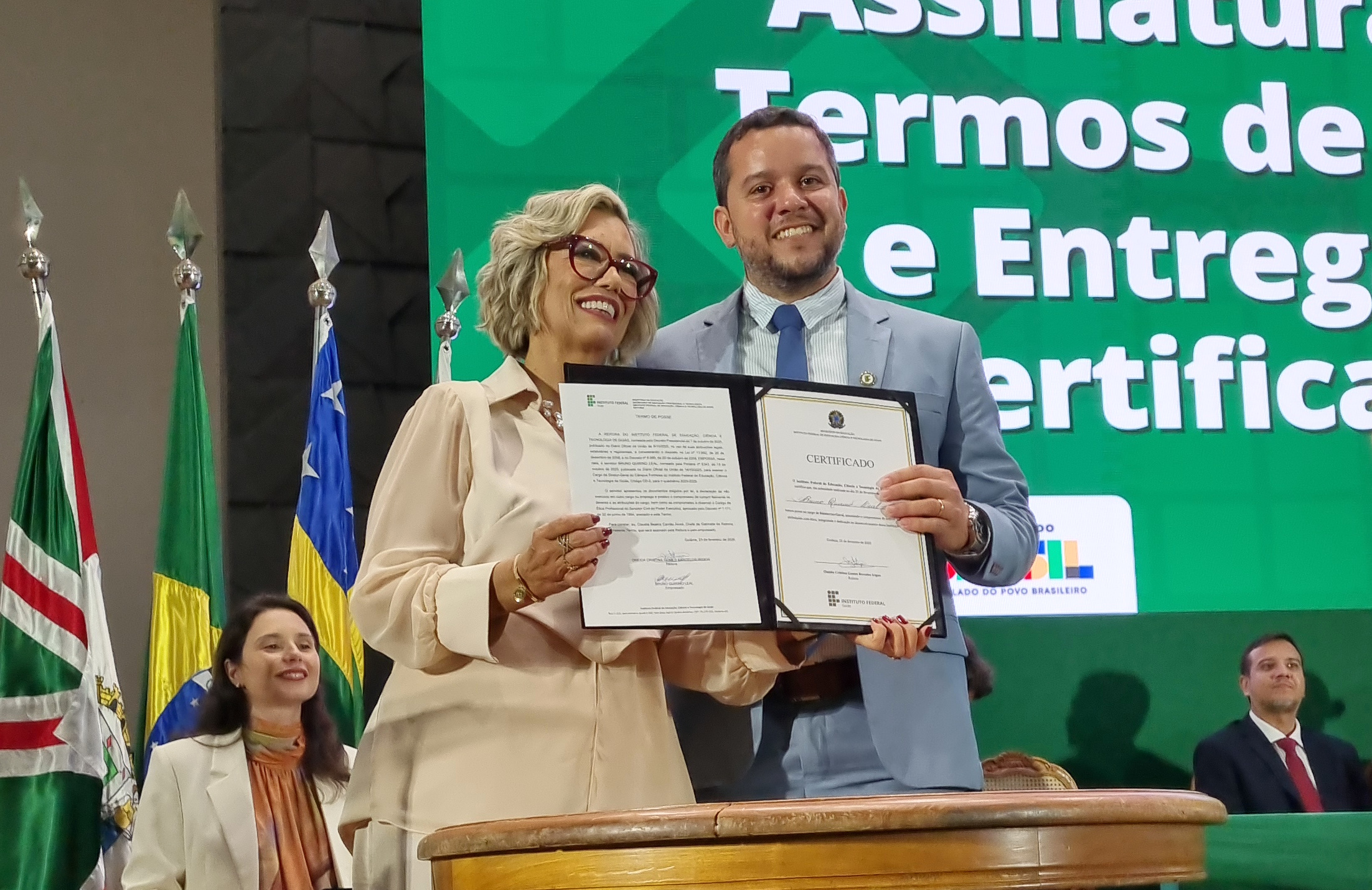 Bruno Quirino Leal assina o Termo de Posse junto à reitora do IFG, professora Oneida Irigon